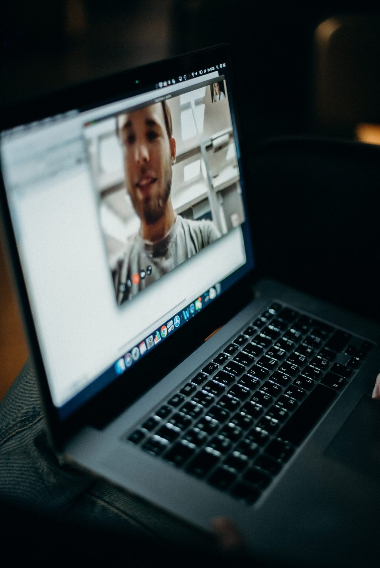 https://homevista.com/wp-content/uploads/2022/11/VideoConference2-scaled.jpg